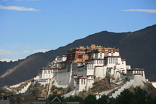 西藏拉萨清晨中的布达拉宫