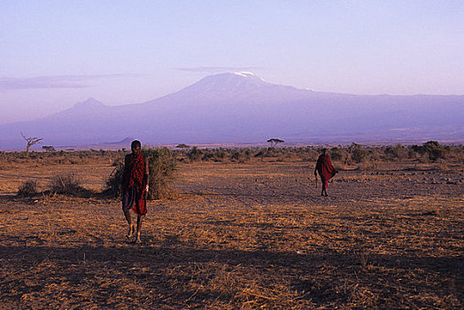 肯尼亚,安伯塞利国家公园,马萨伊,男人,山,乞力马扎罗山,背景