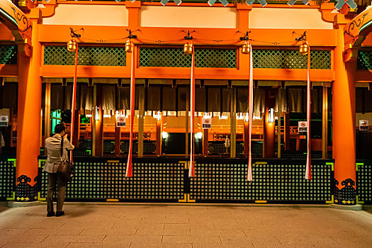 一名京都市民在伏见稻荷大社币殿前祈愿