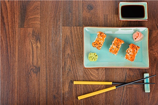 寿司卷,木桌子,俯视