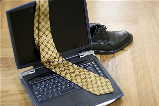 笔记本电脑,领带,鞋