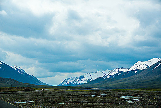 雪山草地河流