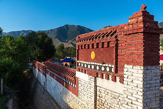 藏族建筑风格的红砖墙
