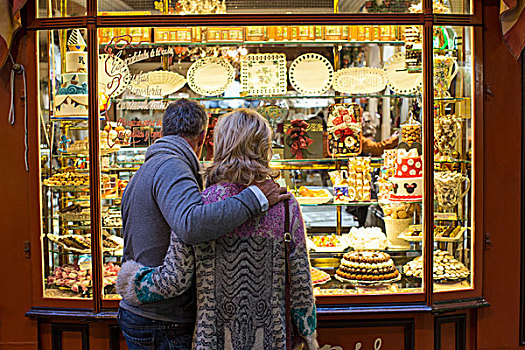后视图,浪漫,夫妻,蛋糕,橱窗,马略卡岛,西班牙