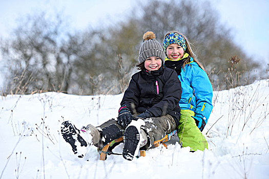 头像,两个女孩,玩雪,雪撬,冬天,巴伐利亚,德国