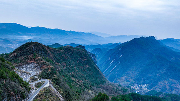 重庆酉阳,冬日云端公路描绘乡村新图景