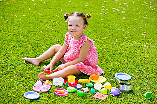 幼儿,儿童,女孩,玩,玩具,坐,绿色,草皮,草,花园