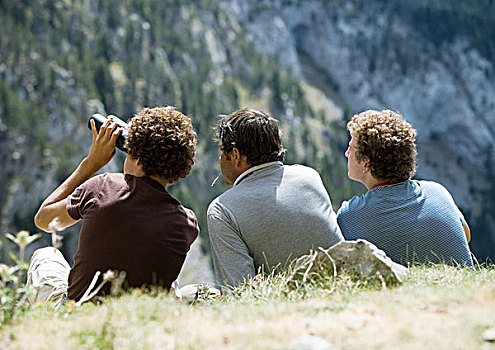 三个男人,看,山,风景,一个,双筒望远镜