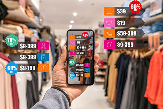 手持智能手機使用ar應用程序在購物中心服裝商店查看信息