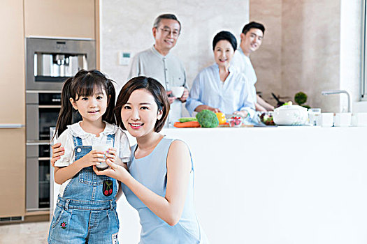 快樂的一家人在廚房