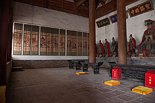 山西省晋中历史文化名城---榆次老城榆次文庙大成殿内供奉孔子,两边陪着的是,四哲,和,十二贤人