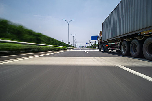 高速公路上的货车