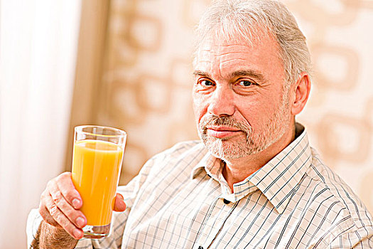 老人,成熟,男人,拿着,玻璃,橙汁
