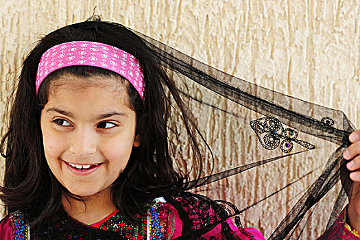 kuwait,city,portrait,of,smiling,kuwaiti,girl,in,traditional,dress,with,light,veil