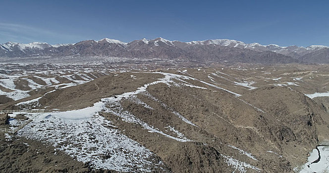 新疆哈密,塞外春雪,天山美景