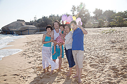 东方家庭在海边度假