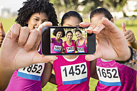 合成效果,图像,握着,智能手机,展示,三个,微笑,跑步,支持,乳腺癌,马拉松