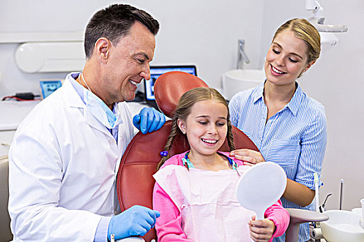 孩子,病人,看,镜子,牙科诊所,微笑
