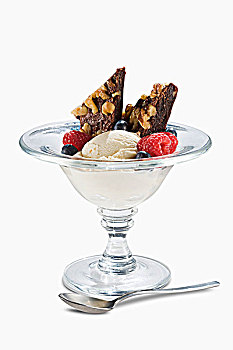 核仁巧克力饼,圣代冰淇淋,树莓,蓝莓,玻璃盘
