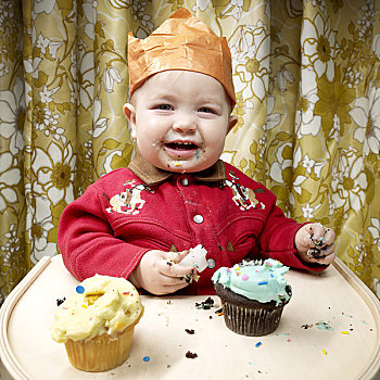 婴儿,吃,杯形蛋糕