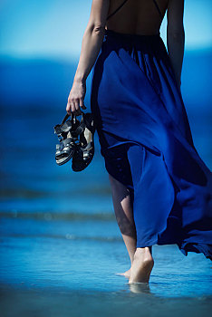 女人,蓝色,夏裙,走,赤足,海滩,凉鞋,手