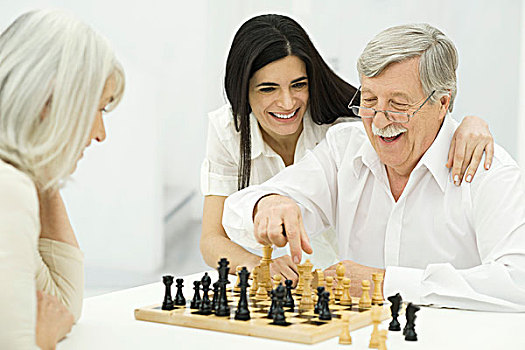 老年,夫妻,玩,下棋,成年,女儿,坐,搂抱,父亲