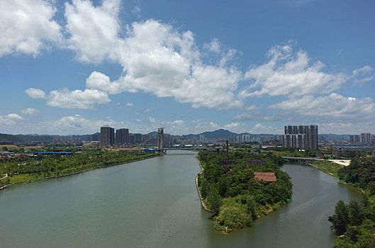 城郊的河道