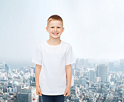 广告,人,孩子,概念,微笑,小男孩,白色,留白,t恤,上方,城市,背景