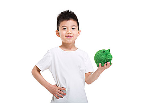 拿綠色小豬存錢罐的小男孩