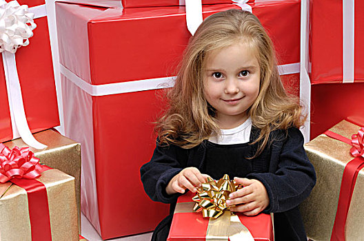高兴,小,女孩,坐,围绕,巨大,堆,圣诞节,礼物,盒子