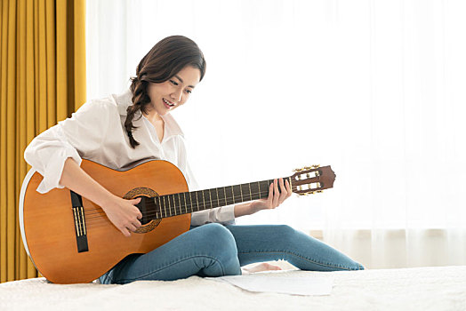 年轻女子弹吉他