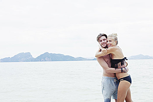 年轻,情侣,搂抱,海滩,泰国