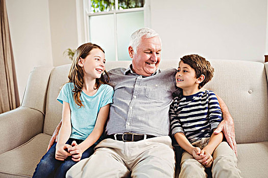 爷爷,孙辈,坐,一起,沙发,客厅