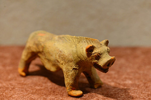 六朝时期红陶猪