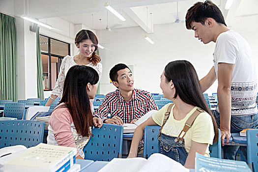 五个大学生在教室学习