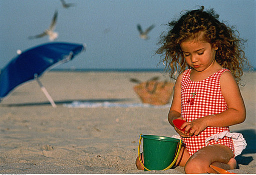 女孩,泳衣,玩,桶,铲,海滩