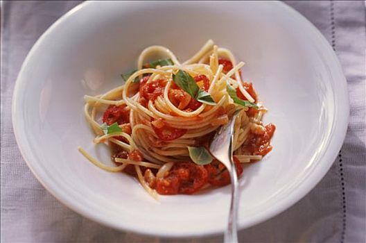 意大利细面条,意大利面,西红柿,熏肉,酱