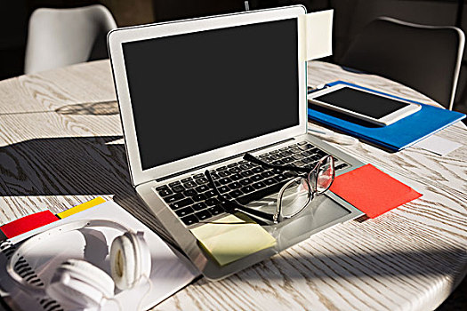笔记本电脑,眼镜,木桌子,办公室