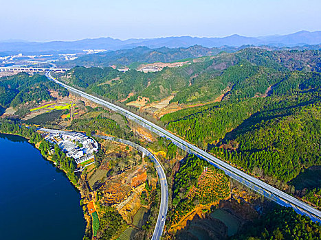 航拍山峰高速公路