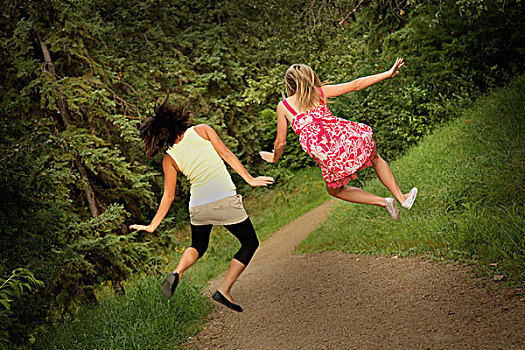 两个,女青年,跳跃,公园