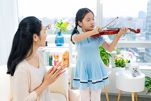 女儿给妈妈演奏小提琴