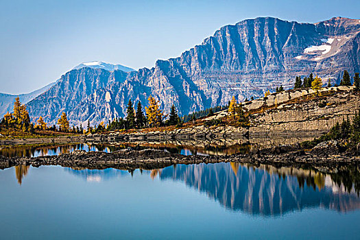 岩岛湖,在秋天,与山脉背景,省立公园,英属哥伦比亚大学,加拿大