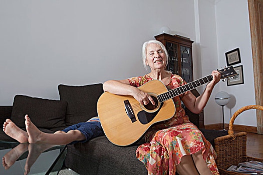 老年,女人,唱,歌曲,弹吉他,在家
