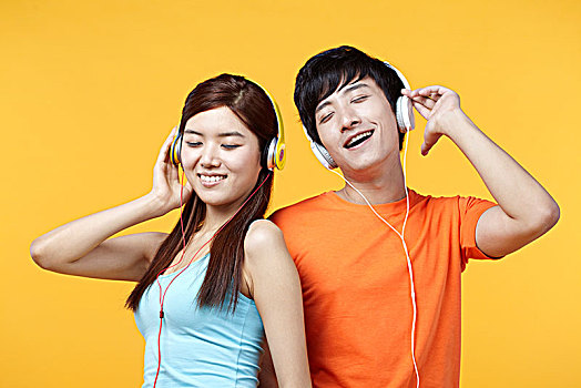 亚洲青年情侣听音乐