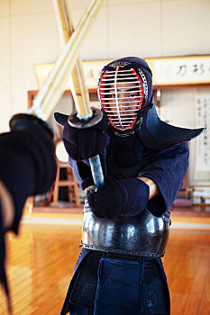 两个,日本,剑道,好斗,穿,面具,练习,木头,剑,体育馆