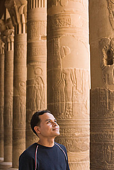 男人,看,象形文字,柱子,菲莱神庙,阿斯旺,埃及