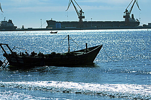 渔船和巨轮码头