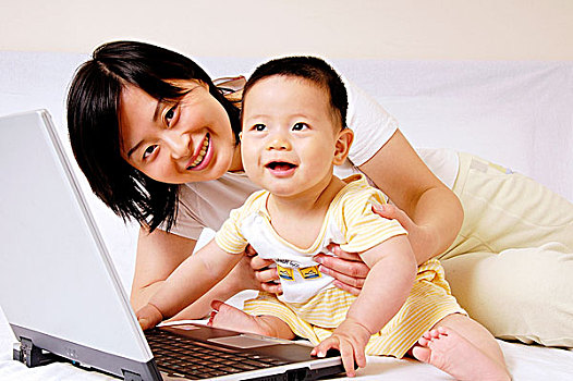 妈妈带男婴玩电脑
