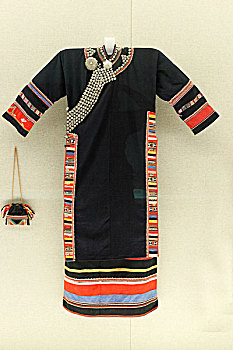 拉祜族拼花银饰女服,20世纪下半叶