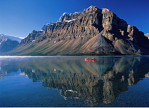 独木舟,弓湖,毛茛属植物,山,班芙国家公园,艾伯塔省,加拿大